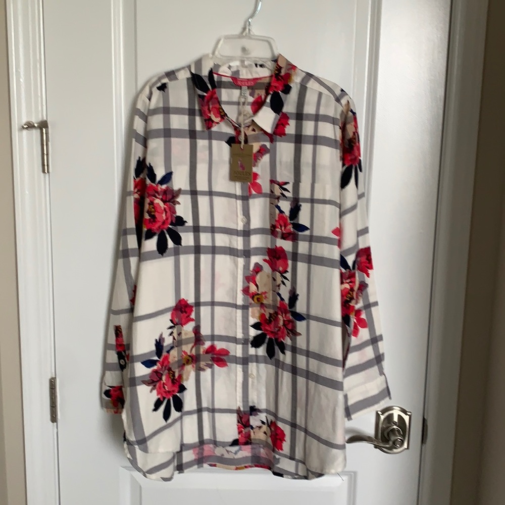 Lightweight cotton shirt.